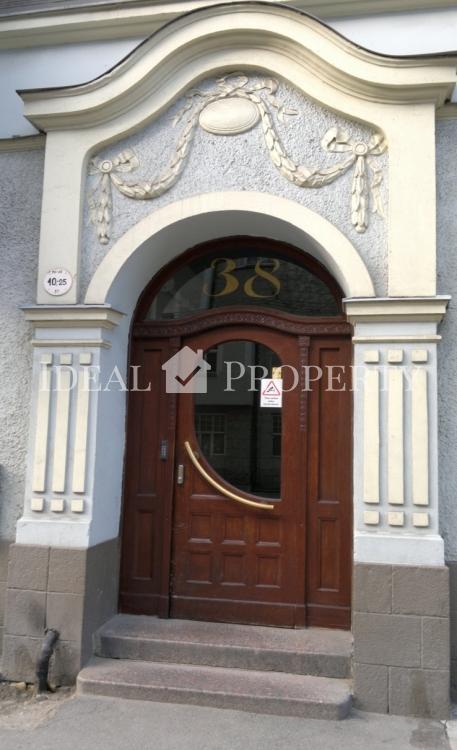 Completely renovated building with beautiful facade and inner yard. 